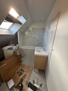 Photo de galerie - Rénovation complète de salle de bain : électricité, plomberie, pose de carrelage et faïence, installation du meuble vasque, peinture et finitions. Travaux réalisés de A à Z. 