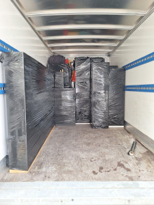 Photo de galerie - Un chargement soigneusement organisé : chaque meuble est emballé et protégé avec précision pour garantir un transport en toute sécurité. Notre équipe met un point d’honneur à traiter chaque bien avec le plus grand soin, du chargement jusqu’à la livraison.