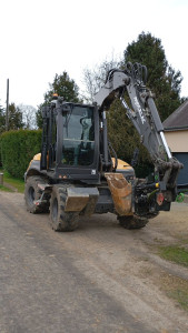 Photo de galerie - Pelle a pneu Mecalac 
