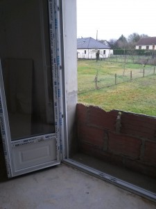 Photo de galerie - Une petite fenêtre a passé à une porte fenêtre et une ouverture pour accéder à extérieur 