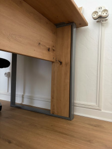 Photo de galerie - Modification d’une installation existante avec remplacement d’une prise murale par un interrupteur en va-et-vient. Création d’une nouvelle prise de courant à 30 cm du sol avec passage en moulure et finitions soignées. 