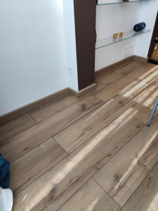 Photo de galerie - Réalisation de la découpe et pose de plinthes dans un appartement à Annemasse 