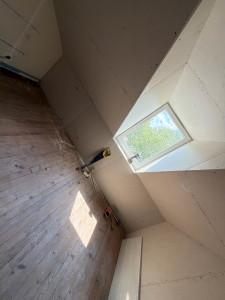 Photo de galerie - Réalisation d'une isolation complète de la pièce en mansardée 