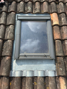 Photo de galerie - Pose d’un entourage de Velux en zingue fait sur mesure sur un ancien Velux 