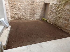 Photo de galerie - Aménagement d'une cour extérieure, avec un nettoyage, casser dalle béton, apport de terre végétale et engazonnement.

