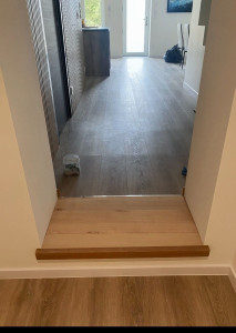Photo de galerie - Réalisation d’un seuil intérieur en bois sur mesure