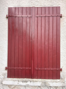 Photo de galerie - J'ai poncé et repeint les volets de la chambre de mes parents.