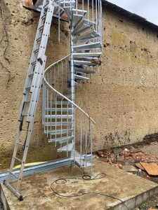 Photo de galerie - Montage escalier extérieur en métal 