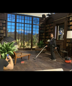 Photo de galerie - Nettoyage  de  décor sur un shooting  photo 
