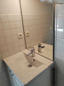 Photo de galerie - Pose de miroir/spot et joint de salle de bain.