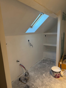 Photo de galerie - Salle de bain complète placo, enduit, peinture, plomberie, pose de bac à douche, pose de toilette, carrelage au sol et faïence. Reprise de bande pour évacuation du toilette et de la douche car mauvaise pente créer par l’ancien propriétaire 