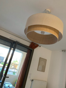 Photo de galerie - Pose d’un lustre.
