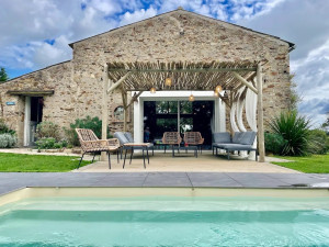 Photo de galerie - Tonte, entretien des massifs, construction pergola, entretiens de terrasse en bois