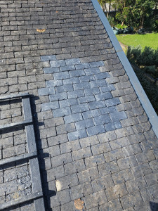 Photo de galerie - Suppression d’un Velux et remplacement par couverture en ardoises naturelles, avec raccordement à l’existant et remise en étanchéité de la toiture.