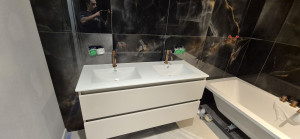 Photo de galerie - Mise en place du nouveau plan vasque et nouvelle robinetterie 