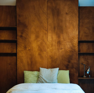 Photo de galerie - Tête de lit et étagères fixation invisible en Okoumé 