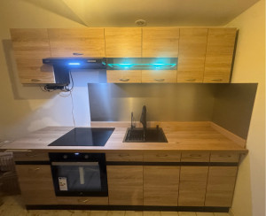Photo de galerie - Mise en place d’une cuisine équipée complète plus découpe d’un plan de travail avec évier et électroménager, plus robinetterie état impeccable. résultats de qualité