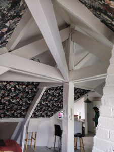 Photo de galerie - Pose de peinture blanche sur des poutres 