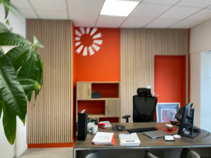 Photo de galerie - Pose de panneaux décoratifs agence Thelem assurance à Hennebont 