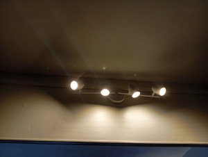 Photo de galerie - Installation des lampes au niveau de la cuisine 