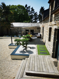Photo de galerie - Aménagement terrasse , plantation et taille olivier , pose de toile tendue , mise en place de gravillon decoratif