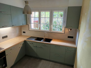 Photo de galerie - Rénovation d'un cuisine 
- Remplacement des façades
- Remplacement des plans de travail et crédences
- Ajout de meubles hauts