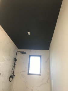 Photo de galerie - Peinture noir plafond salle de bain