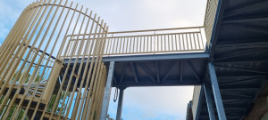 Photo de galerie - Fabrication d'un escalier hélicoïdal avec une cage barreaudé thermolaqué et d'une passerelle 7mx 9m galvanisé. 