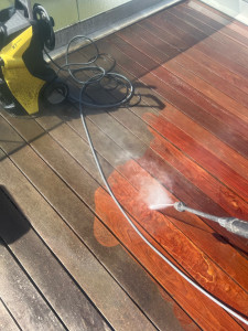 Photo de galerie - Dégrisage et nettoyage terrasse avant application d un saturateur 