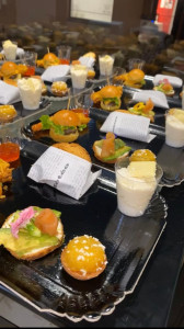 Photo de galerie - Plateaux de mignardises sucrées et salées
