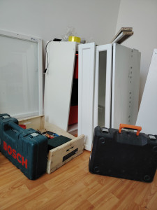 Photo de galerie - Installation d’étagères et de lits. (......) 