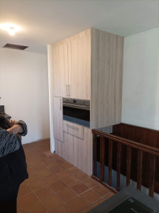 Photo de galerie - Pose d'une cuisine complète avec en particulier la création d'un meuble sur mesure au dessus d'une trémie d'escalier, modif du garde corps... 