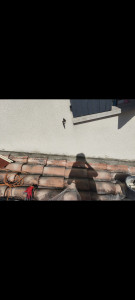 Photo de galerie - Réfection de solin et étanchéité raccord mur-toiture. Intervention rapide pour stopper les infiltrations d'eau.

