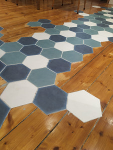Photo de galerie - Carrelage encastrée dans du parquet massif 