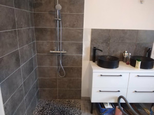 Photo de galerie - Pose d'une faïence mur de douche ainsi au dessus d'un meuble vasque