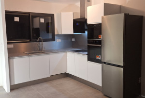 Photo de galerie - Montage de cuisine – résultat final.
Travail soigné et de qualité.
Tous les détails sont installés avec précision, prêt à l’utilisation.