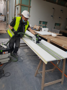 Photo de galerie -  Intervention en menuiserie : ajustement et réparation d’éléments en bois, contrôle du mécanisme et finition soignée pour garantir un résultat solide et durable. Travail propre et rapide.