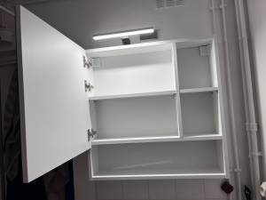 Photo de galerie - Peinture refaite dans une salle de bain et installation d’un meuble avec miroir au dessus du lave main 