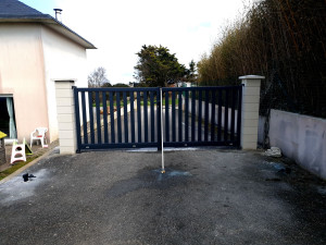 Photo de galerie - Montage d un portail alu plus piliers 
