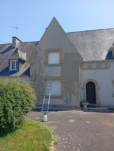 Photo de galerie - Nettoyage le pignon avec produit algimouss résultats après traitement