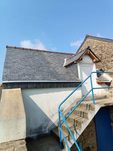 Photo de galerie - Renovation d'une dépendance, Couverture ardoise avec lucarne 