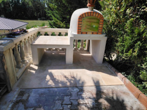 Photo de galerie - Création d'une double table pour pose d'un four a bois et partie braséro.
Plus pose travertin plan de travail et sol.