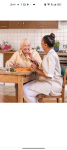 Photo de galerie - Aide à domicile c'est aider les personnes âgées dans leur tâches quotidiennes.