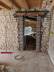 Photo de galerie - Ouverture mur porteurs  poir la.pose d'une menuiseries porte de service 