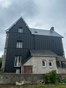 Photo de galerie - Couverture ardoise et bardage alu noir 
