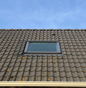 Photo de galerie - Réalisation d’une pose de Velux sur tuile béton 
