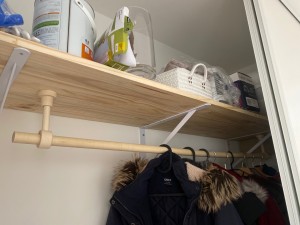Photo de galerie - Fabrication et pose d’une étagère avec porte manteau dans un placard 