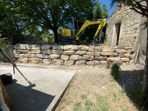 Photo de galerie - Création d’un enrochement pour remplacer un mur qui était tomber 