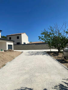 Photo de galerie - Terrassement d’une allée en cailloux + pose de bordure 