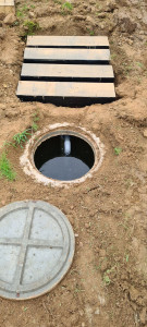 Photo de galerie - Installation d'une pompe manuelle sur une cuve de récupération d'eau de pluie enterrée